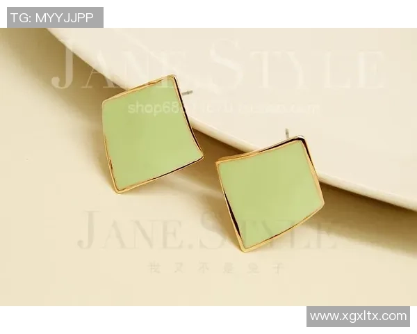 足球明星代言的耳钉时尚潮流引领年轻人的个性表达与品位选择